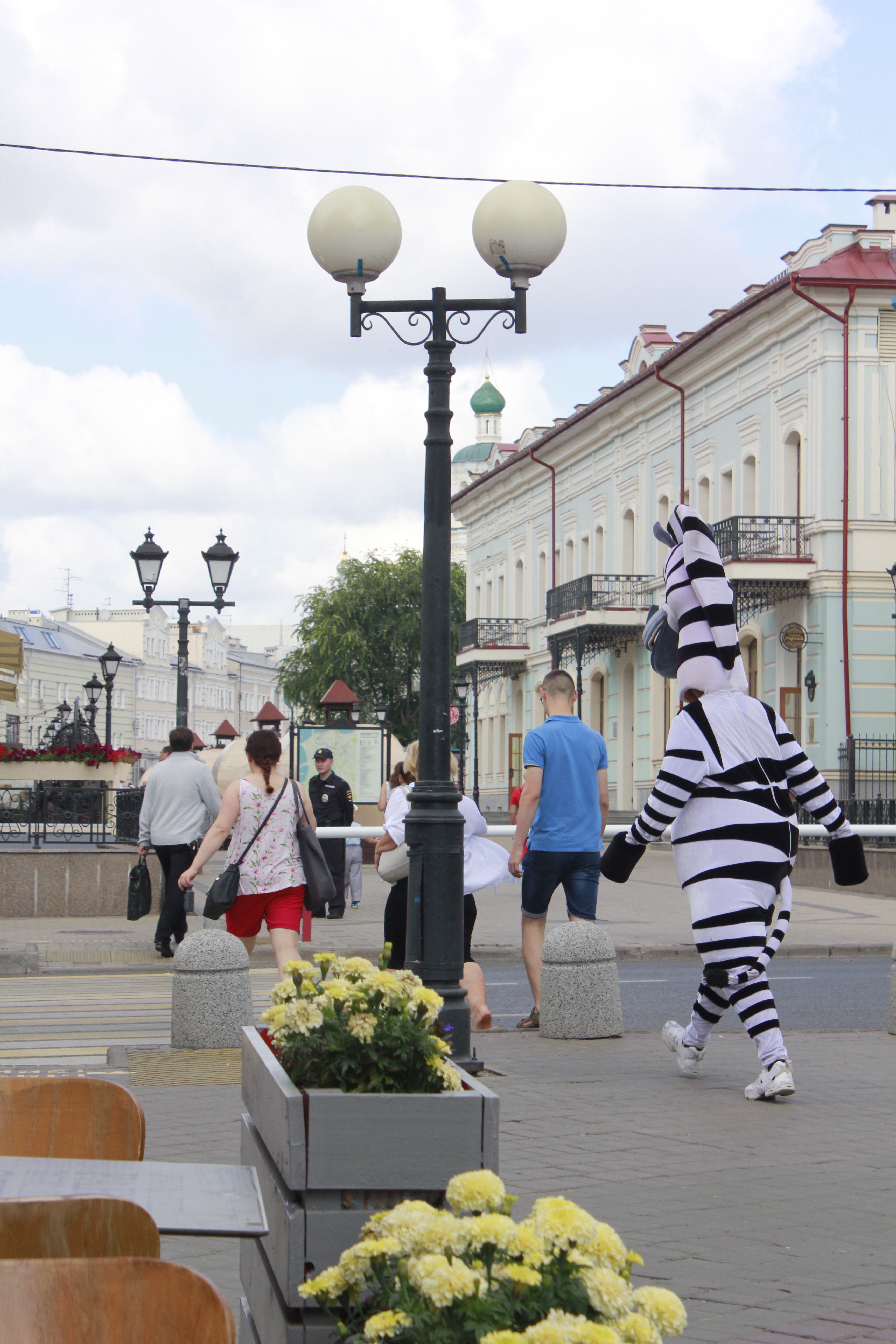 In der Fußgängerzone von Kasan ist ein Zebra-Maskottchen unterwegs.