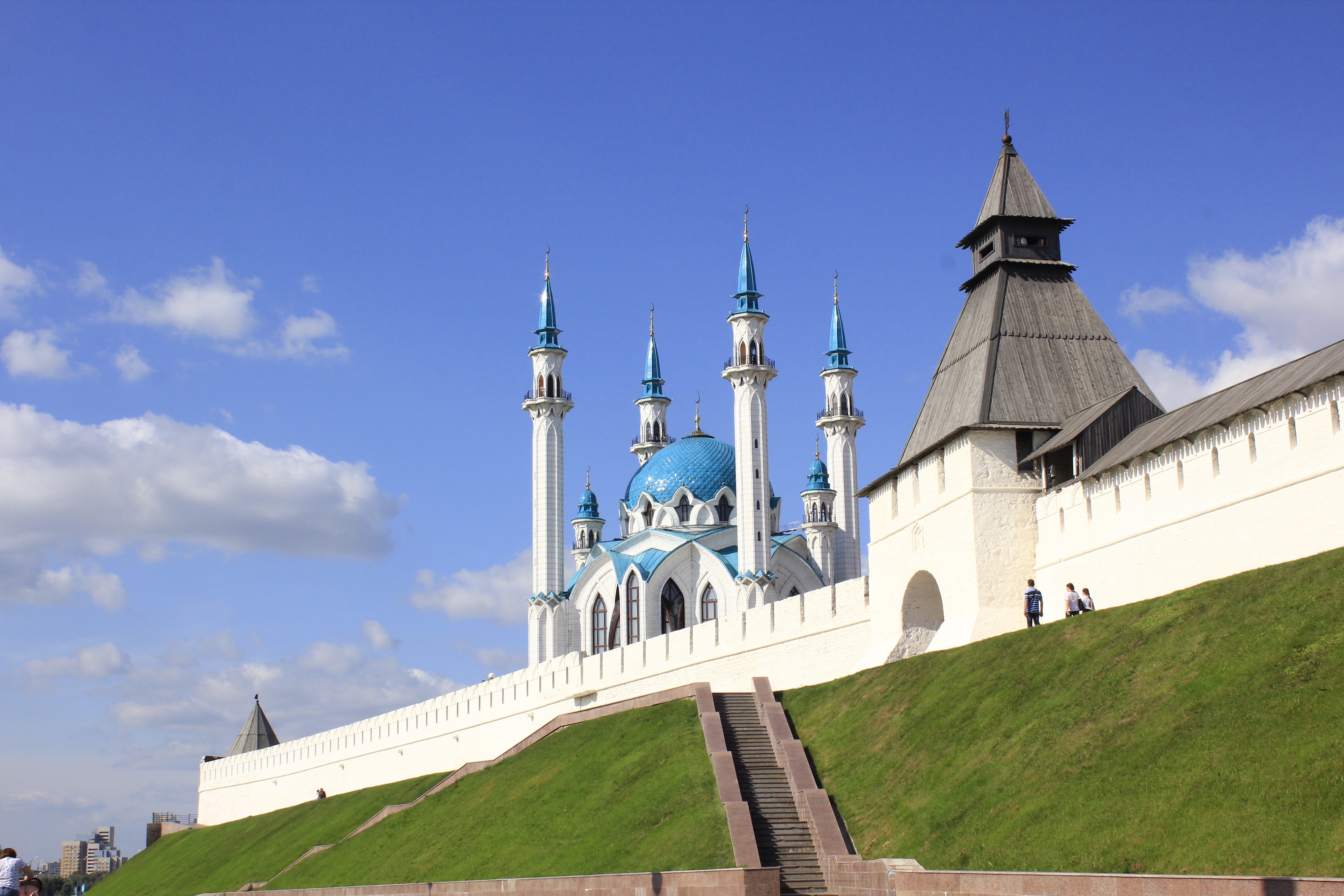 Kasaner Kreml mit weißer Mauer. Im Hintergrund ist die Kasaner Moschee zu sehen