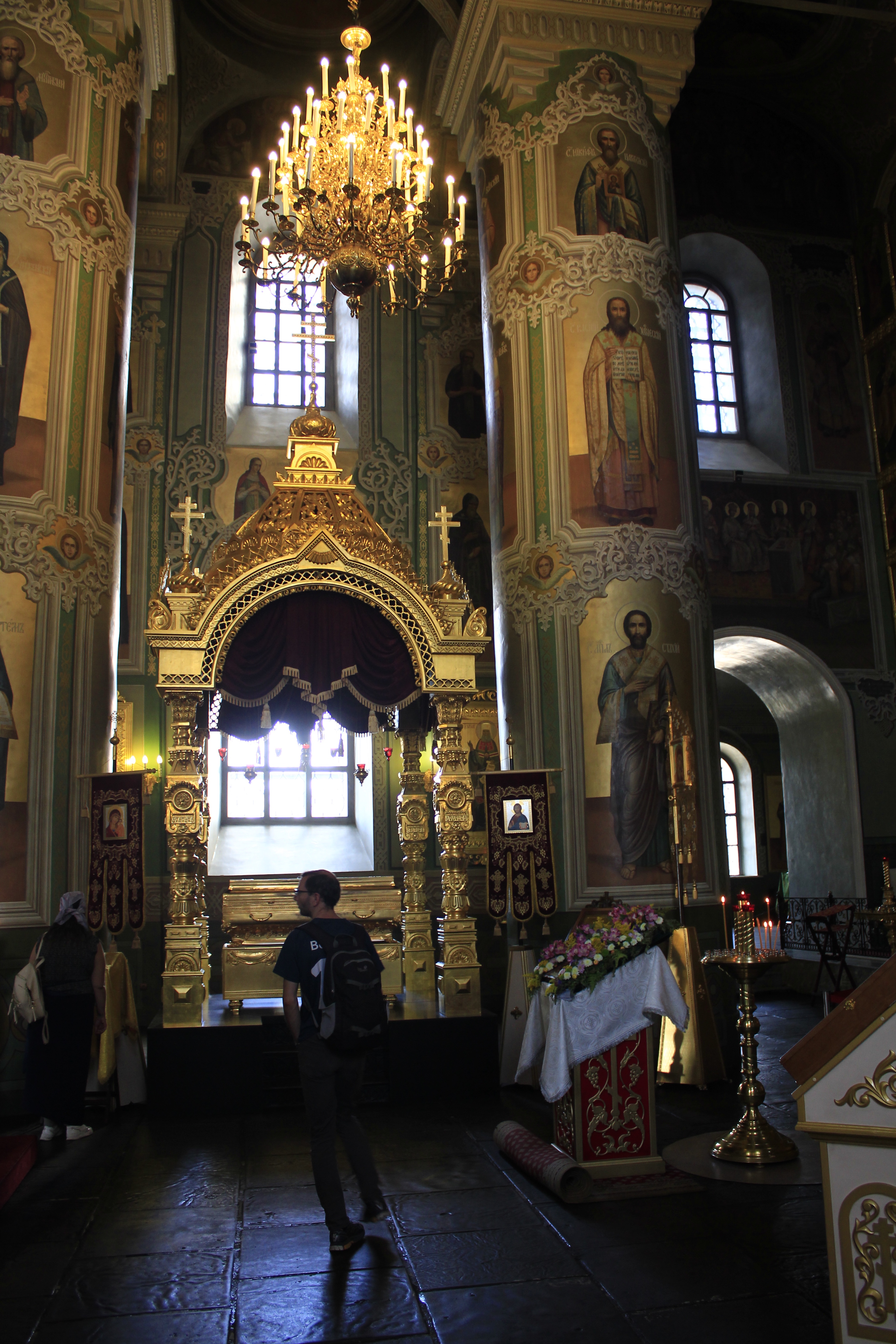 Goldenes, reich verziertes Innenleben der orthodoxen Kirche 