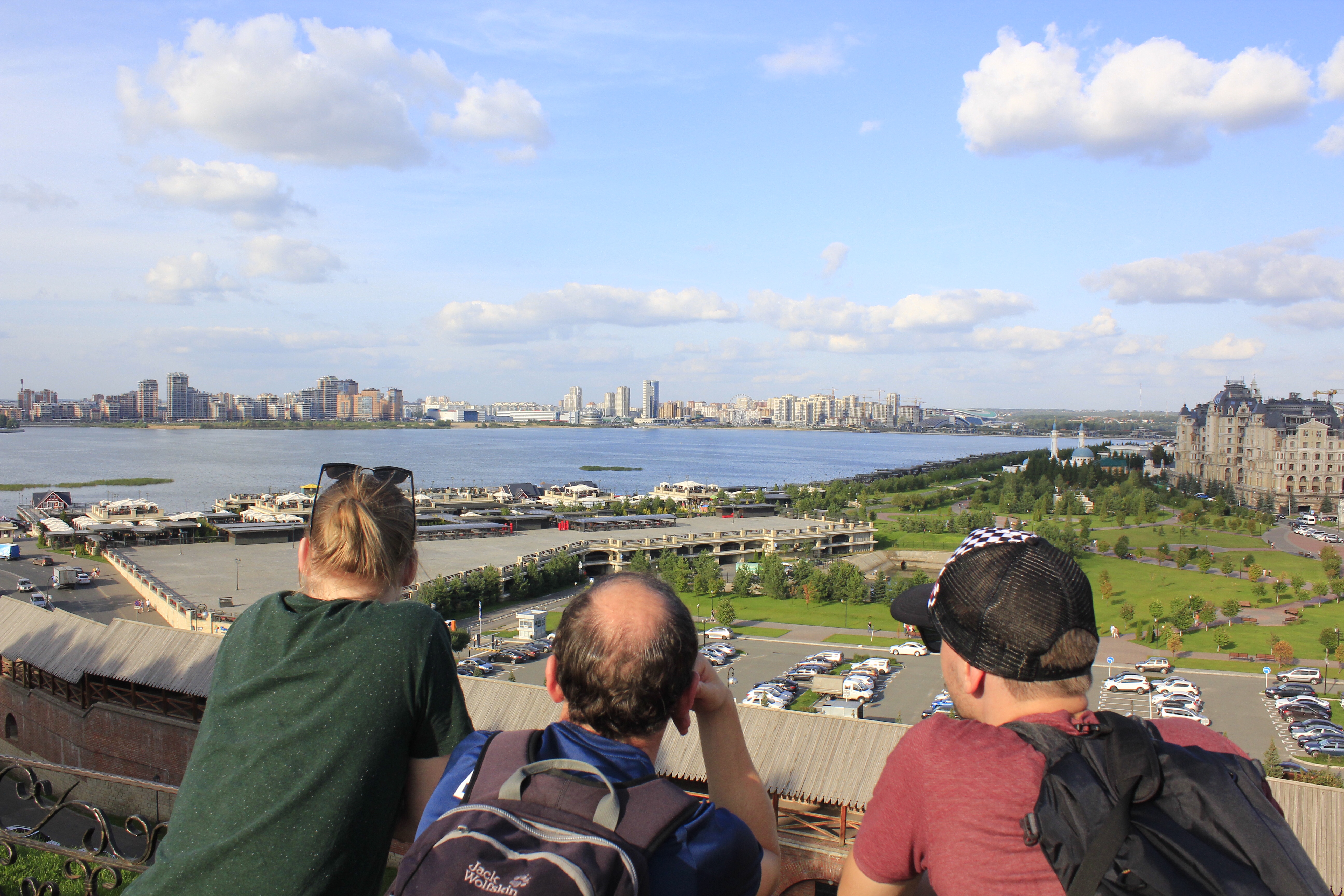 Jan, Torsten und Julius schauen auf die Neustadt von Kasan