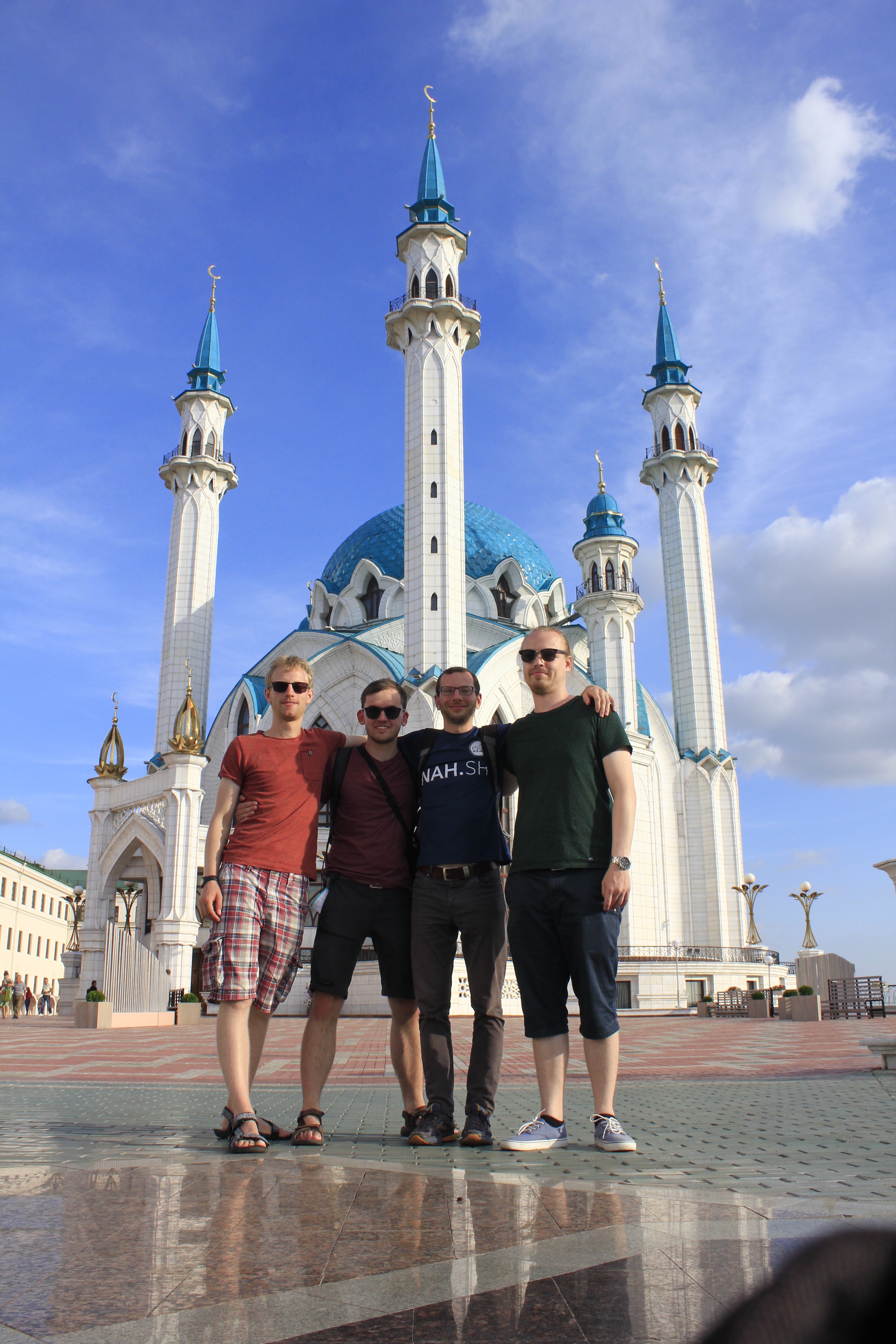 Max, Julius, Torsten und Jan vor der großen Moschee in Kasan