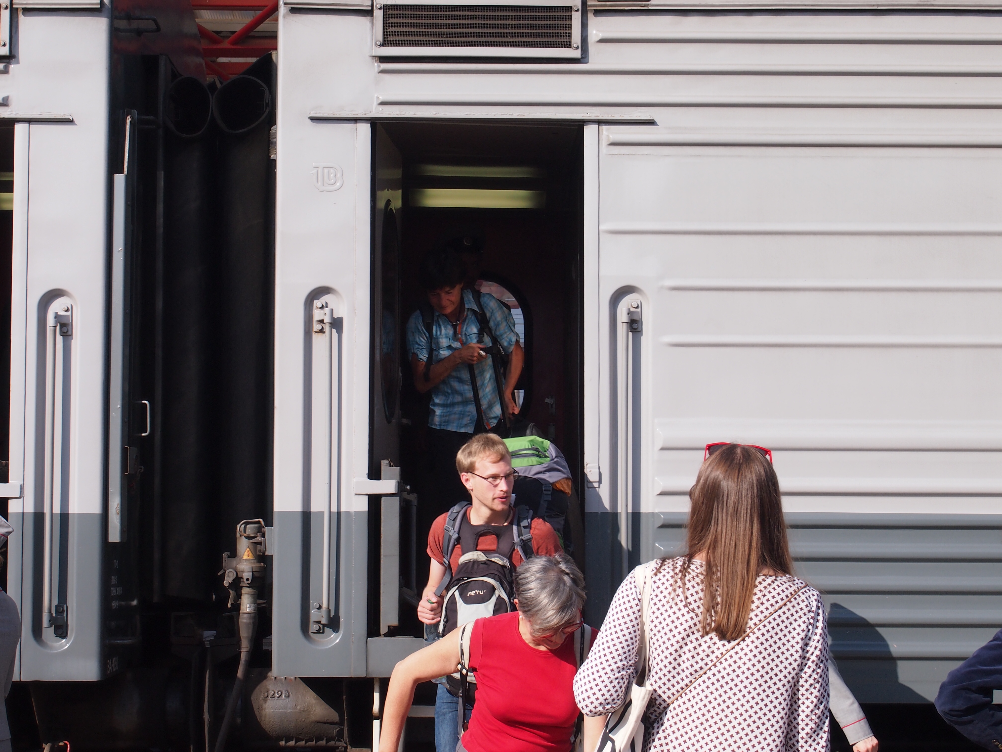 Vollgepackt mitseinen zwei Rucksäcken steigt Max aus dem Waggon des Nachtzuges.