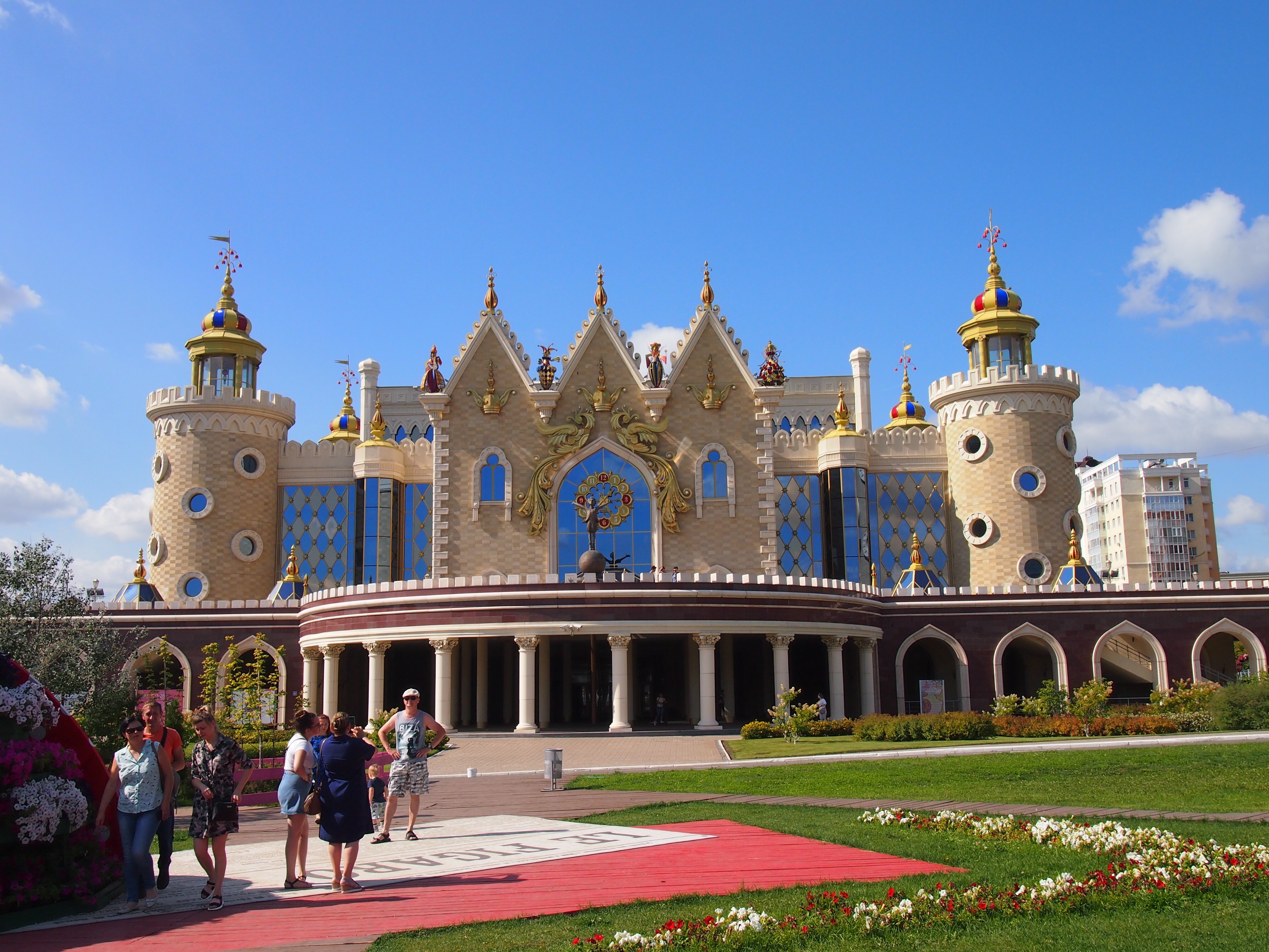 Reich verziertes und buntes Gebäude des Puppentheaters 