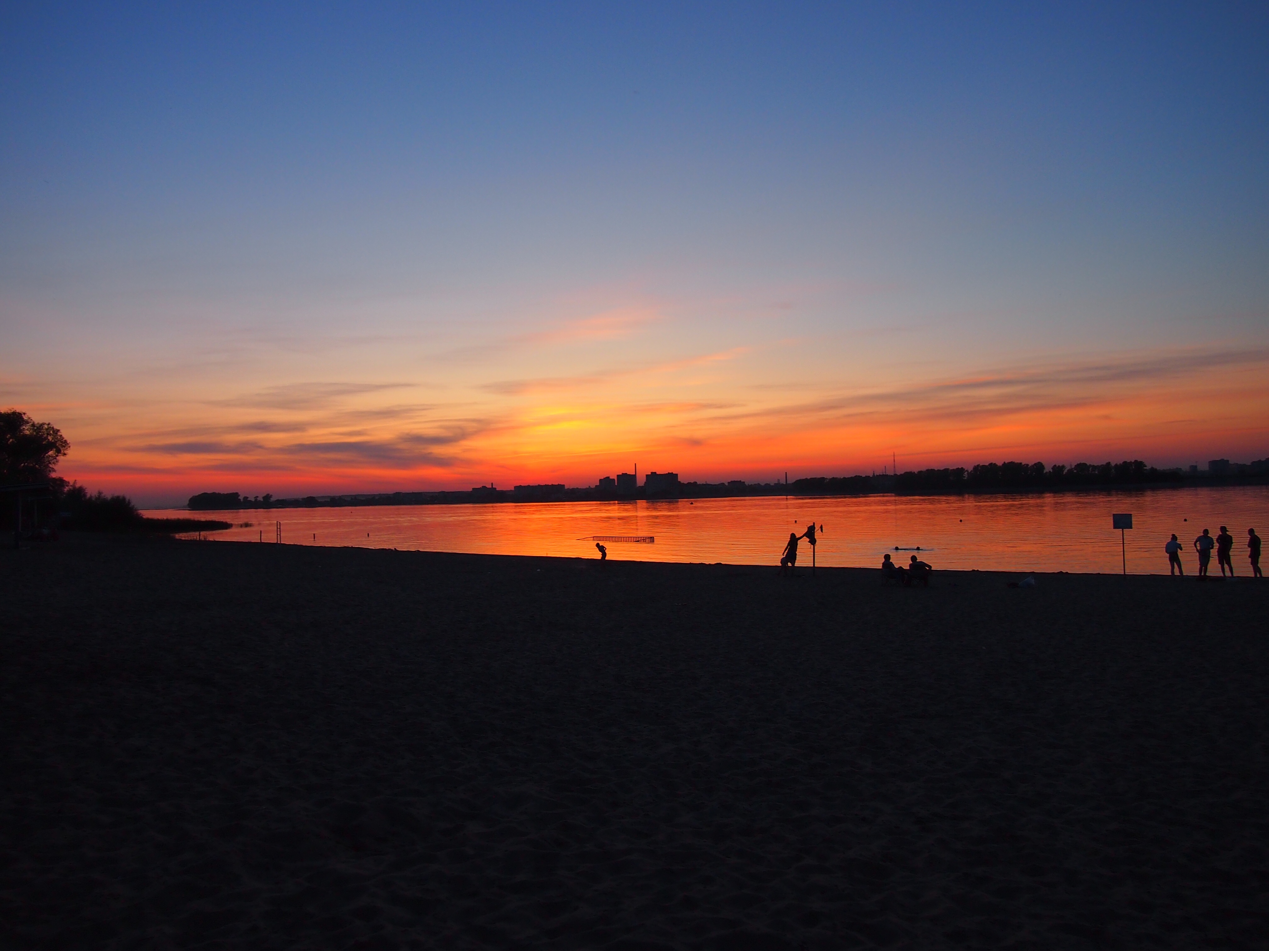 Am Strand der Wolga geht glutrot die Sonne unter